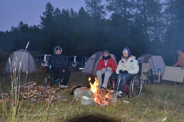 Fuoco e preparativi per la notte nelle tende Ferrino - Forte Champlas Seguin