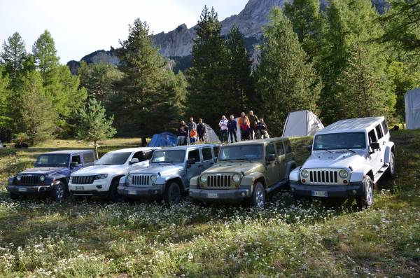 Campo 2 in Val di Thures - Jeep e tende Ferrino con partecipanti